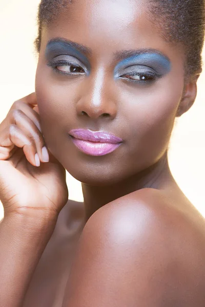 在演播室充分化妆的年轻漂亮的非洲裔美国女人的画像 — 图库照片