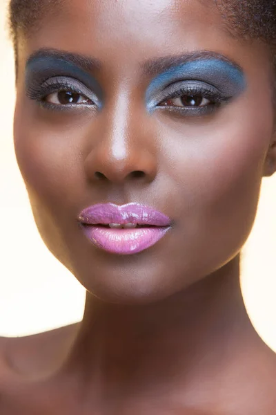 Portret Młodej Atrakcyjnej Afrykańskiej Kobiety Pełnym Makijażem Studio — Zdjęcie stockowe