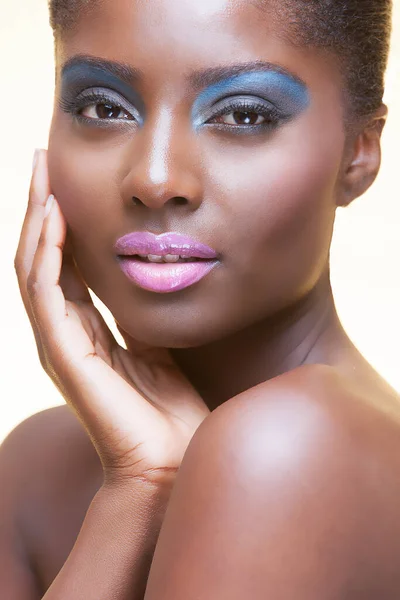 Retrato Jovem Mulher Americana Africana Atraente Com Maquiagem Completa Estúdio — Fotografia de Stock