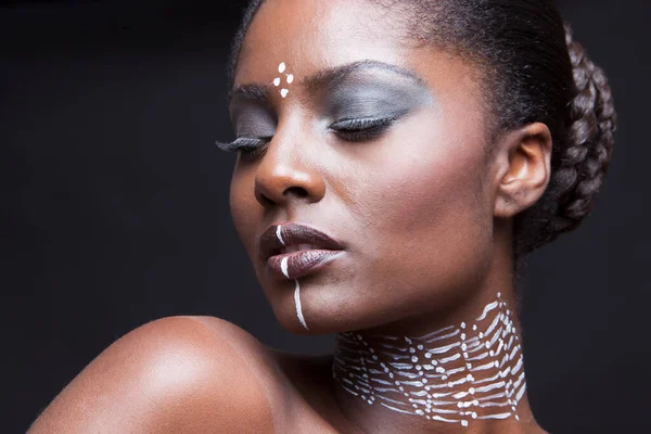 Retrato Jovem Mulher Americana Africana Atraente Com Maquiagem Completa Estúdio — Fotografia de Stock