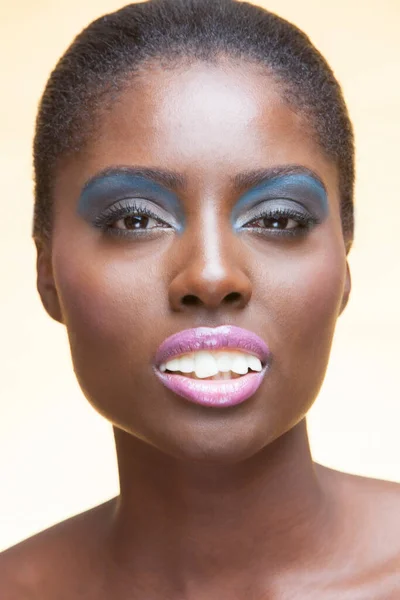 Πορτρέτο Της Νεαρής Ελκυστικής Αφροαμερικάνας Γυναίκας Πλήρες Μακιγιάζ Στο Στούντιο — Φωτογραφία Αρχείου