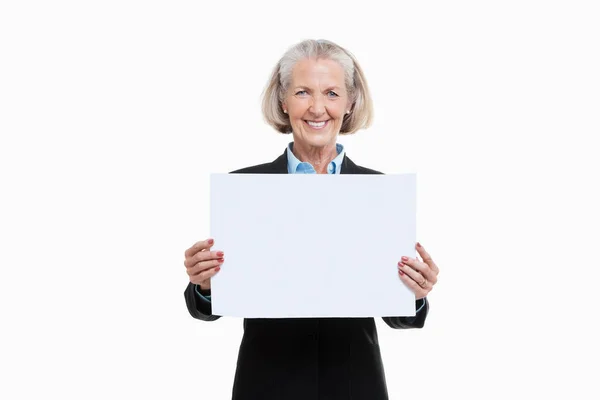Porträt Einer Seniorin Die Eine Weiße Tafel Vor Weißem Hintergrund — Stockfoto