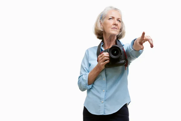 Fotógrafa Senior Con Cámara Haciendo Gestos Sobre Fondo Blanco — Foto de Stock