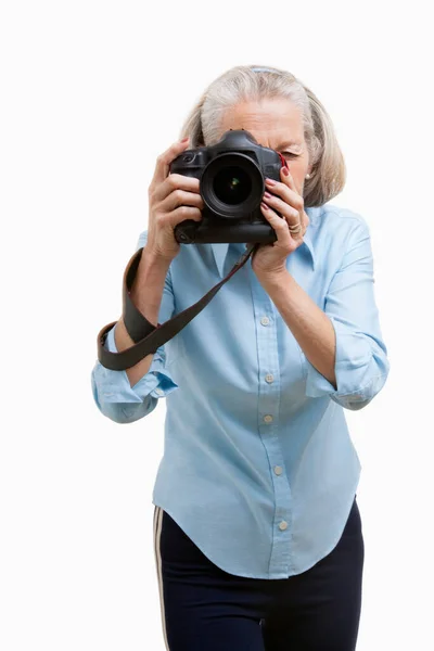 Femme Photographe Senior Utilisant Appareil Photo Sur Fond Blanc — Photo