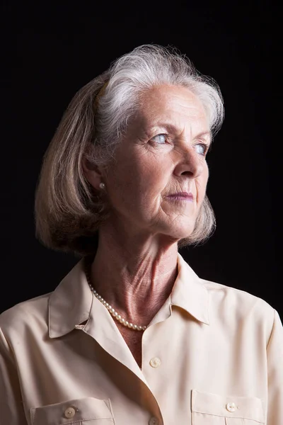 Portret Van Bedachtzame Oudere Vrouw — Stockfoto