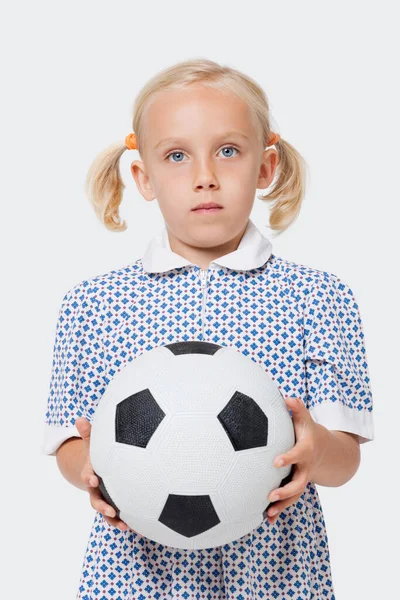 Portrait Une Jeune Fille Tenant Ballon Football Sur Fond Blanc — Photo