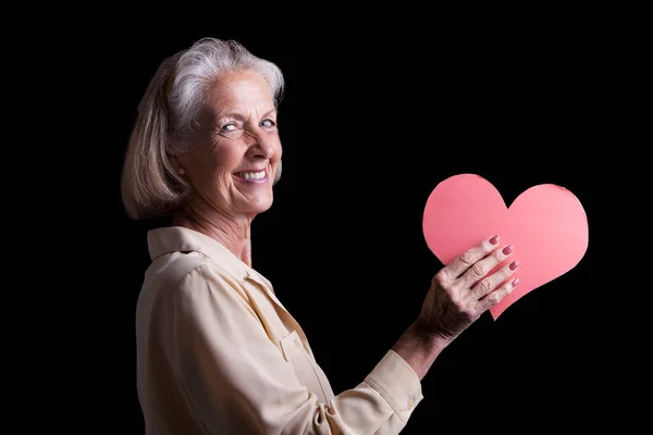 Ritratto Donna Anziana Con Carta Rossa Forma Cuore Studio — Foto Stock