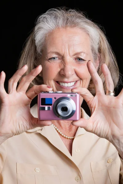 Sorrindo Mulher Sênior Tirar Foto Com Câmera Contra Fundo Preto — Fotografia de Stock