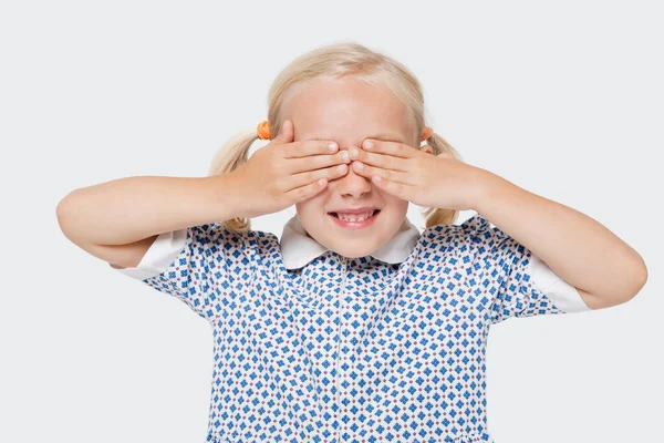 Menina Cobrindo Seus Olhos Sobre Fundo Branco — Fotografia de Stock