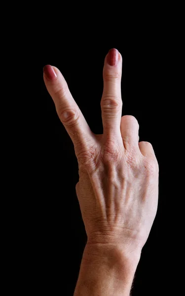 Kıdemli Kadının Elleri Siyah Arka Planda Barış Işareti Yapıyor — Stok fotoğraf
