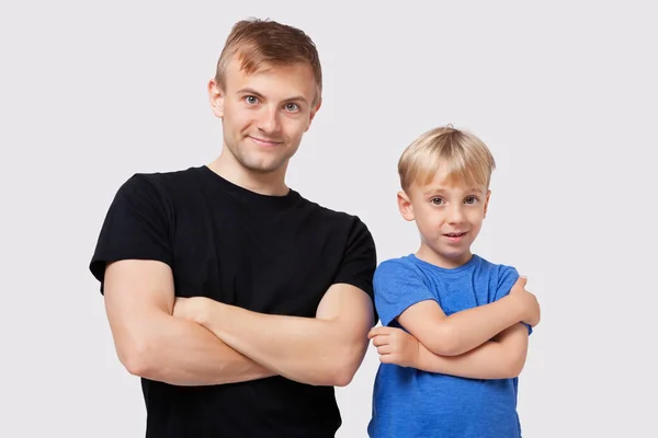 Retrato Pai Filho Feliz Vítimas Com Braços Cruzados Sobre Fundo — Fotografia de Stock