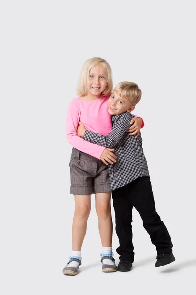 Portrait Jeunes Frères Sœurs Heureux Étreignant Sur Fond Blanc — Photo