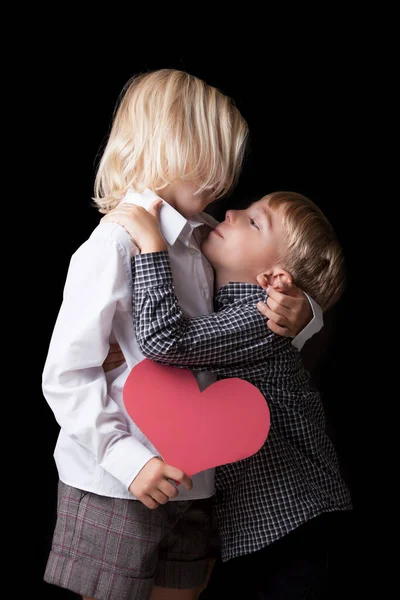 Entzückende Geschwister Mit Papierherz Auf Schwarzem Hintergrund — Stockfoto