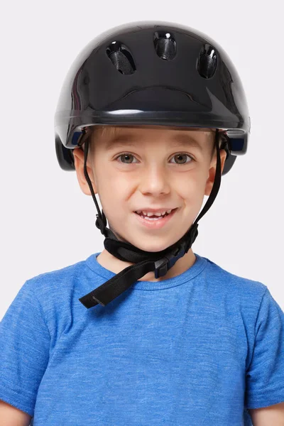 Retrato Niño Feliz Con Casco Bicicleta Sobre Fondo Blanco —  Fotos de Stock