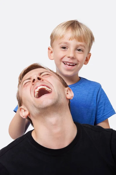 白人背景下的小男孩与父亲玩耍的肖像 — 图库照片