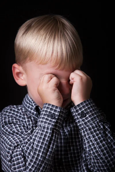 Entzückender Blonder Junge Weint Auf Dunklem Hintergrund — Stockfoto