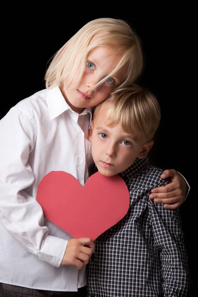 Adorable Siblings Paper Heart Hugging Black Background — Stock Photo, Image