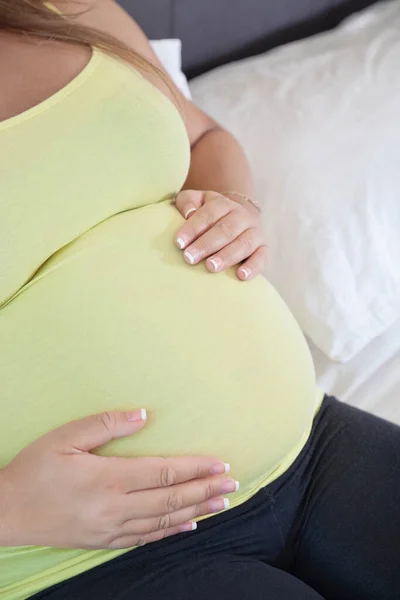 Midsection Mujer Embarazada Joven Con Las Manos Estómago Relajarse Casa —  Fotos de Stock