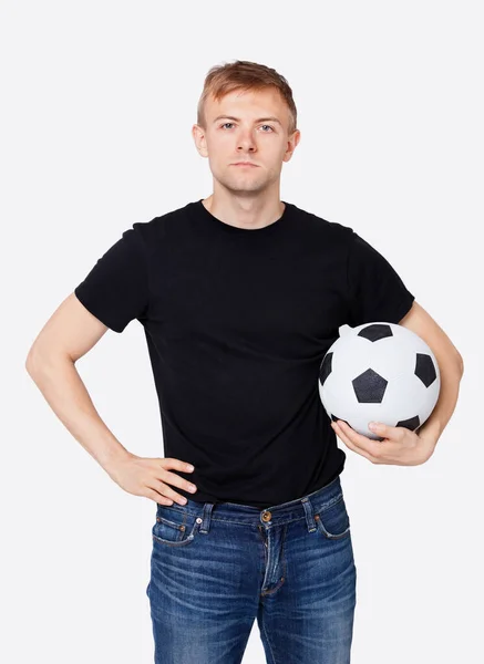 Retrato Jovem Bonito Uso Casual Segurando Bola Futebol Sobre Fundo — Fotografia de Stock