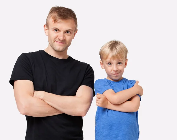 Portrait Père Fils Heureux Dans Les Occasionnels Avec Les Bras — Photo