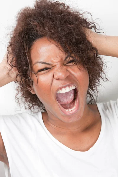 Portrét Frustrované Mladé Ženy Rukama Vlasech Křičí Bílém Pozadí — Stock fotografie