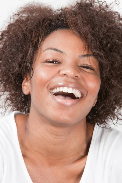 Κοντινό Πλάνο Πορτρέτο Της Χαρούμενης Αφροαμερικανής Νεαρής Γυναίκας Που Γελάει — Φωτογραφία Αρχείου