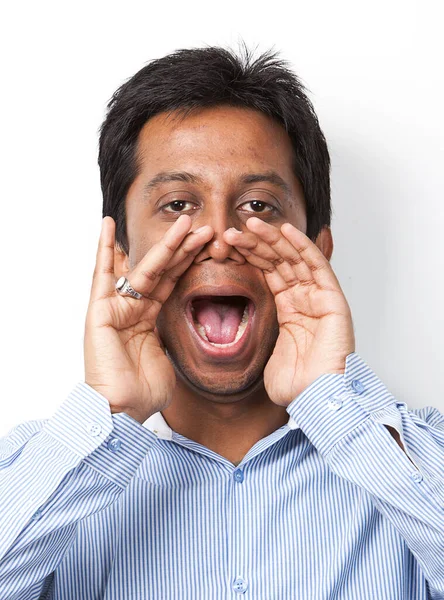 Portret Van Jonge Indiase Man Schreeuwen Tegen Witte Achtergrond — Stockfoto
