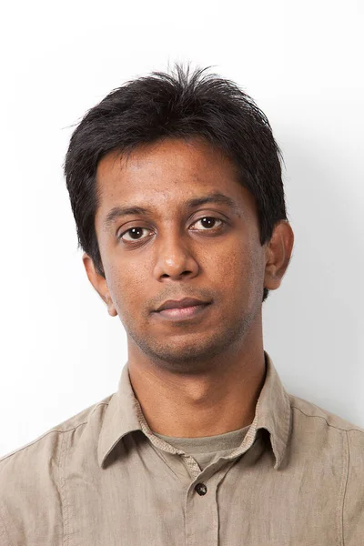 Portret Van Jonge Indiase Man Tegen Witte Achtergrond — Stockfoto