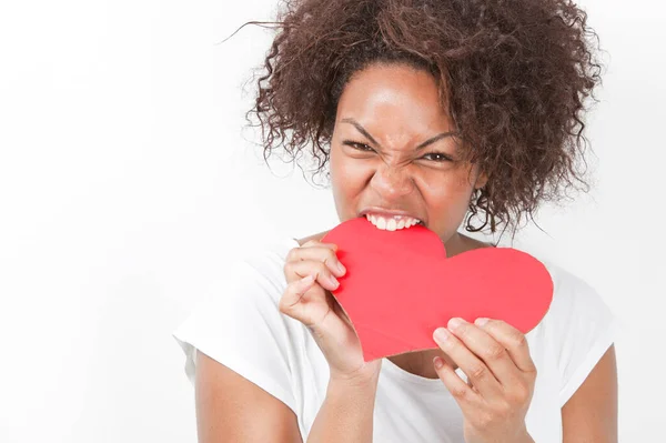 Portret Van Gefrustreerde Jonge Afro Amerikaanse Vrouw Bijten Hartvorm Tegen — Stockfoto