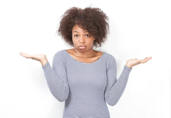 Retrato Jovem Afro Americana Confusa Encolhendo Ombros Contra Fundo Branco — Fotografia de Stock