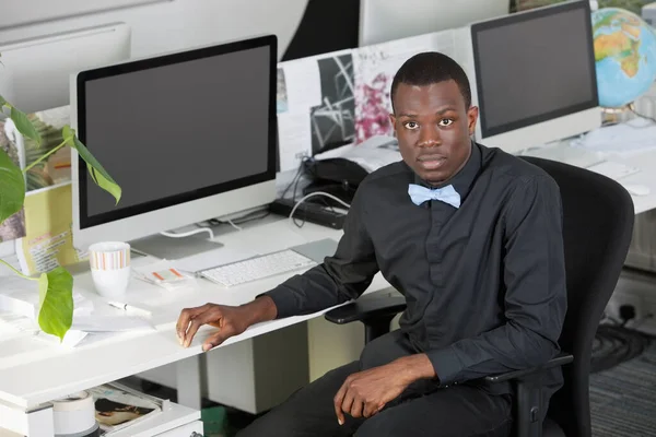 Portret Afroamerykanina Biznesmena Siedzącego Przy Biurku Biurze — Zdjęcie stockowe