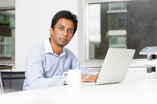 Retrato Joven Hombre Negocios Usando Portátil Escritorio Oficina — Foto de Stock