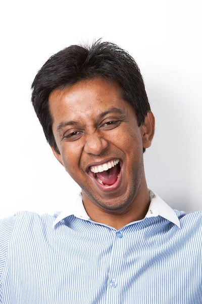 Porträtt Glad Ung Indisk Man Mot Vit Bakgrund — Stockfoto