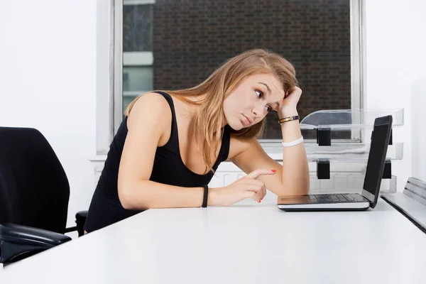 Müde Junge Geschäftsfrau Schaut Büro Auf Laptop — Stockfoto