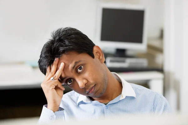 Portrait Jeune Homme Affaires Tendu Avec Main Sur Tête Bureau — Photo