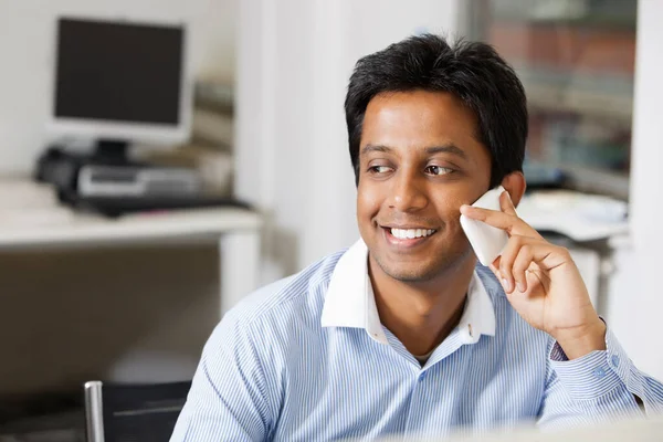 Gelukkige Jonge Zakenman Met Behulp Van Mobiele Telefoon Kantoor — Stockfoto