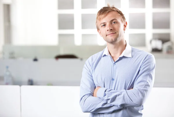 Portret Van Een Jonge Zakenman Met Gekruiste Armen Kantoor — Stockfoto