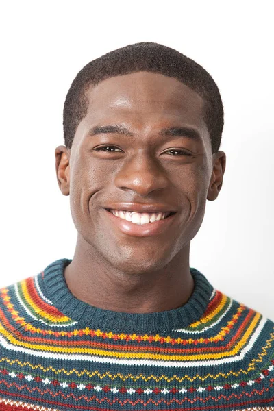 幸せな若いですアフリカ系アメリカ人男性の肖像白地に対するニットウェア — ストック写真