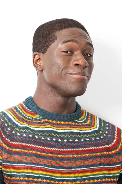 Retrato Joven Afroamericano Haciendo Caras Graciosas Sobre Fondo Blanco —  Fotos de Stock