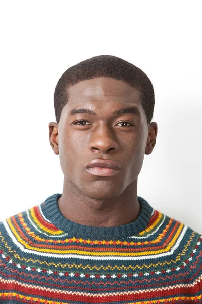 Portret Van Jonge Afro Amerikaanse Man Breigoed Tegen Witte Achtergrond — Stockfoto