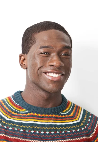 Örgü Elbiseli Mutlu Genç Adam Beyaz Arka Plana Bakıyor — Stok fotoğraf