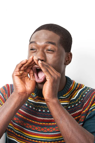 Beyaz Arka Planda Bağıran Mutlu Afrikalı Genç Amerikalı Adam — Stok fotoğraf