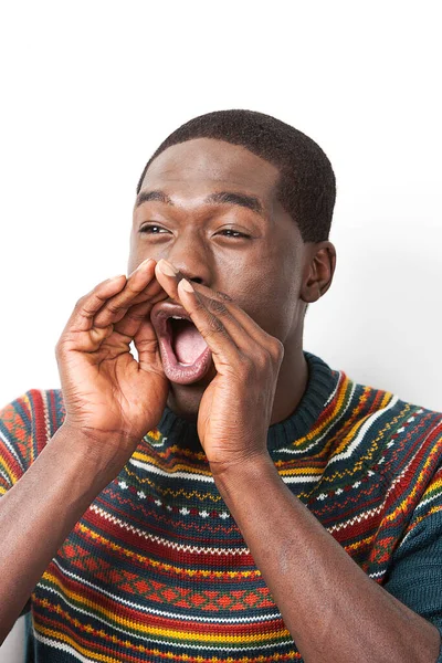 Heureux Jeune Homme Afro Américain Criant Sur Fond Blanc — Photo