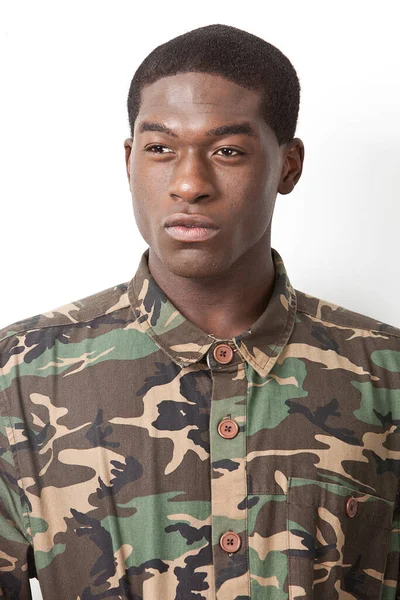 Omtänksam Ung Militär Soldat Kamouflagekläder Tittar Bort Över Vit Bakgrund — Stockfoto