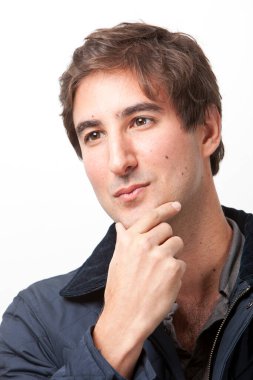 Beyaz arka planda düşünen genç adama yakın plan.