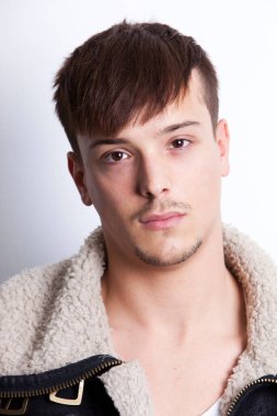 Beyaz arka planda yakışıklı bir gencin portresi