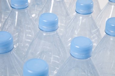 Mavi kapaklı boş plastik şişelerin yakın plan görüntüsü