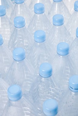 Mavi kapaklı boş plastik şişelerin yakın plan görüntüsü