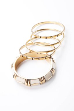 Beyaz arkaplan üzerinde moda bilezikler