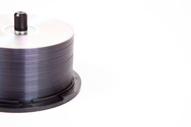 Beyaz arkaplan üzerinde bir Milli üzerindeki CD yığını